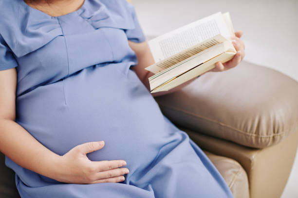 istock Reading pregnant woman 1271050031