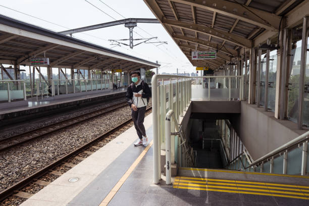 timeboard na estação de trem de qianjia sem pessoas na plataforma - timeboard - fotografias e filmes do acervo