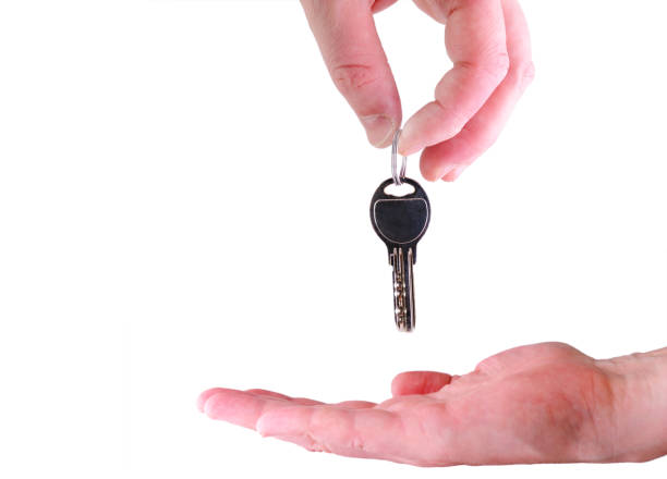 une main donnant des clés à d’autres isolés sur fond blanc - human hand key giving carrying photos et images de collection