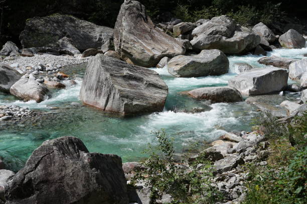 vacaciones en el lago maggiore - riverbed switzerland valley stone fotografías e imágenes de stock