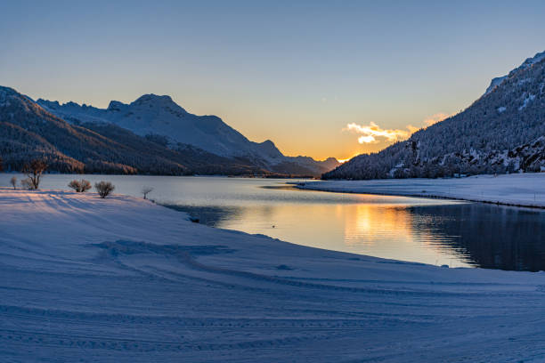 스위스 실바플라나 호수에서 전경 눈과 산맥 을 배경으로 추운 겨울 저녁에 아름다운 일몰의 전망 - st moritz engadine mountain winter 뉴스 사진 이미지