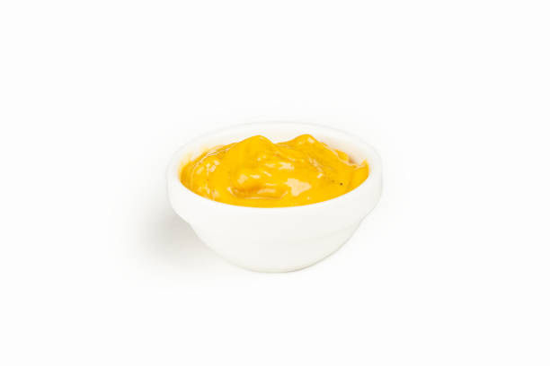 горчичный соус в миске на белой тарелке. для меню ресторана. традиционная японская приправа суши. здоровое питание. - honey mustard стоковые фото и изображения