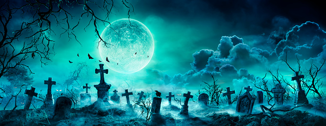 Cementerio por la noche - Cementerio espeluznante con la luna en el cielo nublado y los murciélagos photo