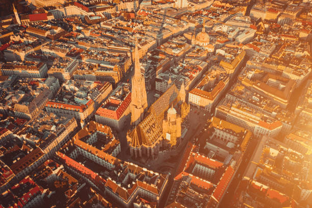 vue aérienne de vienne - paysage urbain - stephansplatz photos et images de collection