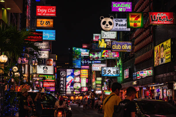 turista não familiarizado ou pessoas andando em soi thaniya silom road bangkok tailândia durante a noite. silom é, sem dúvida, um dos distritos financeiros mais importantes de bangkok - silom - fotografias e filmes do acervo