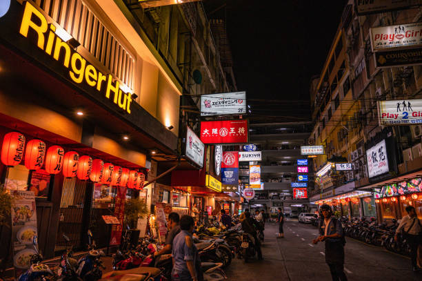turista poco conosciuto o persone che camminano in soi thaniya silom road bangkok thailandia nella notte. silom è senza dubbio uno dei quartieri finanziari più importanti di bangkok - prostitution night horizontal outdoors foto e immagini stock