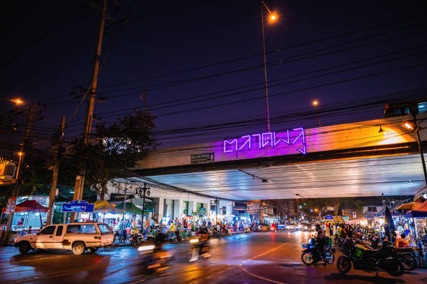 непризнайся турист ходить в талат phlu области бангкок города thailand.talat phlu известный тайский традиционный рынок уличной еды. - thonburi стоковые фото и изображения