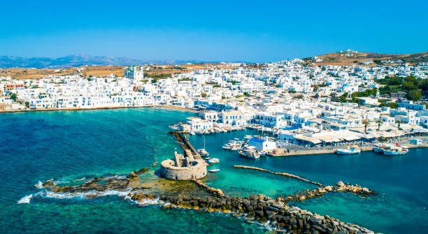 veduta aerea delle rovine del castello veneziano di naoussa - paros foto e immagini stock