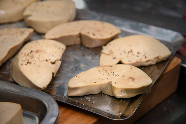 foie gras espolvorear con pimienta preparar para cocinar en la cocina - foie gras goose meat liver pate fotografías e imágenes de stock