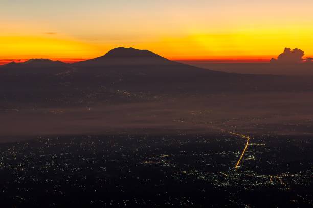 blick auf den berg lawu und die dörfer vom berg merapi. - mt merapi stock-fotos und bilder