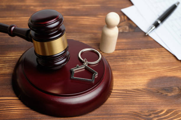 istock Lawyer to resolve litigation in real estate. 1271101737