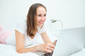 kaukasierin-liegt-auf-dem-bett-verwendet-einen-laptop-der-in-sie-schaut.jpg?b=1&s=170x170&k=20&c=OwOhXofQd8hxL_SVesoUJM8hUbocbVOtnR10vdiMNyI=