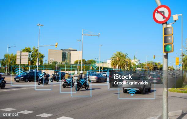 Concepto De Tecnología Que Conecta Vehículos En Las Calles Foto de stock y más banco de imágenes de Tráfico