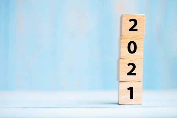 2021 nowy rok drewniane kostki na niebieskim tle stołu z kopiuj miejsca na tekst. cele biznesowe, misja, rozwiązanie, nowy rok nowy pomysł - year block cube new years eve zdjęcia i obrazy z banku zdjęć