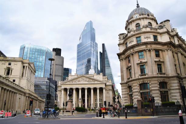 royal exchange street view, city of london - london england bank of england bank skyline imagens e fotografias de stock