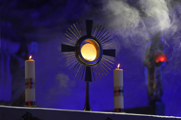 kirchenzeremonie mit bischof - confession booth penance catholicism church stock-fotos und bilder