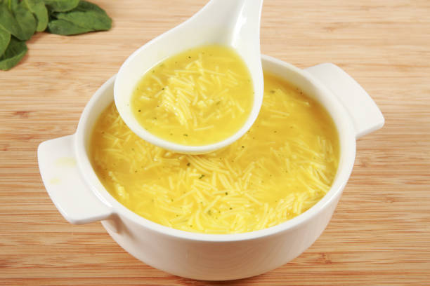 sopa de pollo - noodle soup fotografías e imágenes de stock