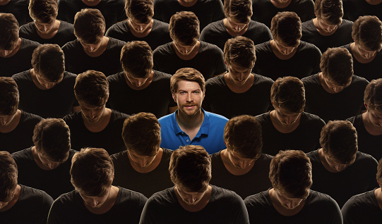 Vista superior de la multitud gris de personas idénticas y un concepto especial de un hombre, diferencia y diversidad photo