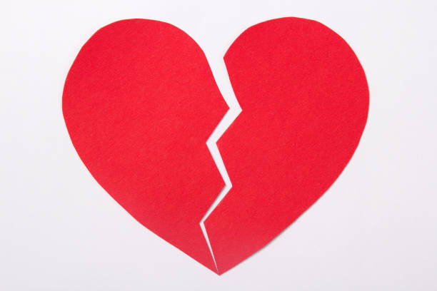 koncepcja miłości - czerwony papier złamane serce nad białym – zdjęcie