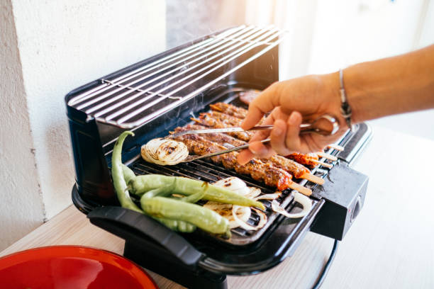 barbecue sul balcone, turchia - broiling foto e immagini stock