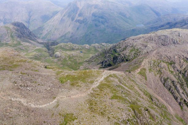 vue aérienne des randonneurs sur le sommet de scafell pike - la plus haute montagne d’angleterre - wastwater lake photos et images de collection