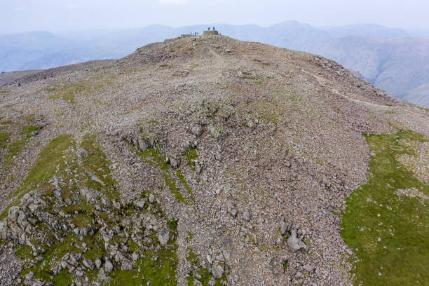 aerial view of walkers on top of scafell pike - england's tallest mountain - wastwater lake imagens e fotografias de stock