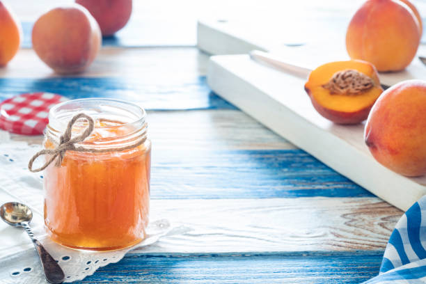 도마에 복숭아 과일을 복숭아 잼 수제 유��리 냄비 - peach jam 뉴스 사진 이미지