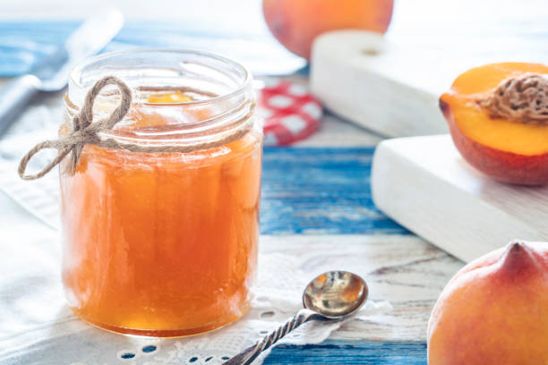 도마에 복숭아 과일을 복숭아 잼 수제 유리 냄비 - peach jam 뉴스 사진 이미지