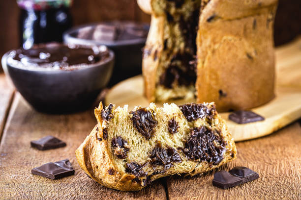 scheibe panettone, mit hausgemachten schokoladenchips. typischer weihnachtskuchen, auch chocotone genannt - fruitcake christmas christmas cake food stock-fotos und bilder