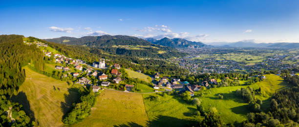 piccolo villaggio in montagna - vorarlberg foto e immagini stock