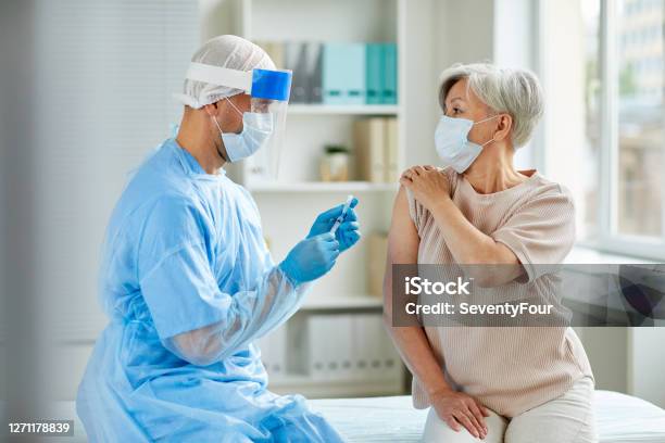 Male Nurse Preparing Injection Stock Photo - Download Image Now - Vaccination, Male Nurse, Coronavirus