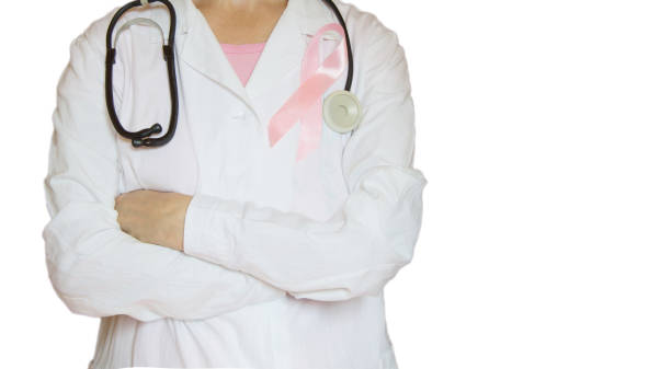 kobieta lekarz trzyma w ręku różową wstążkę, izolowane zdrowie, koncepcje świadomości zdrowotnej raka piersi - pink ribbon alertness breast cancer awareness zdjęcia i obrazy z banku zdjęć