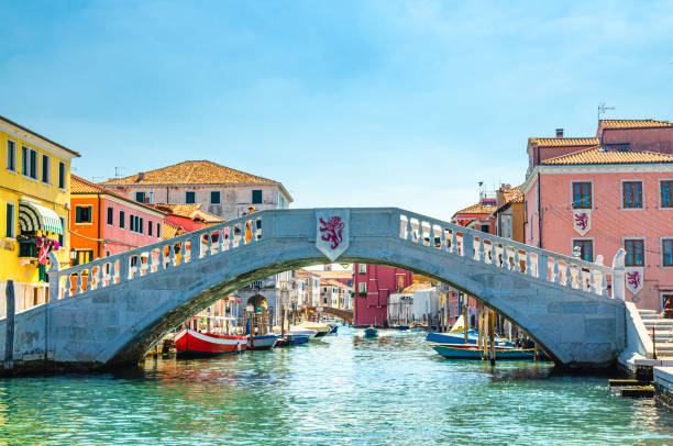 pont de pierre ponte di vigo à travers le canal d’eau de vena dans le centre historique de chioggia - chioggia photos et images de collection