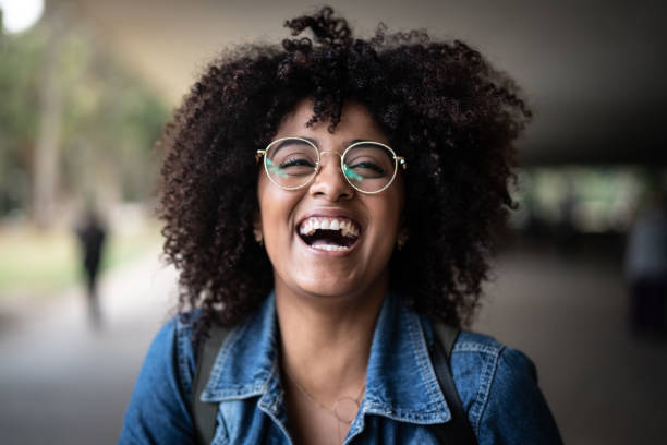 공원에서 행복한 여자의 초상화 - glasses women smiling human face 뉴스 사진 이미지