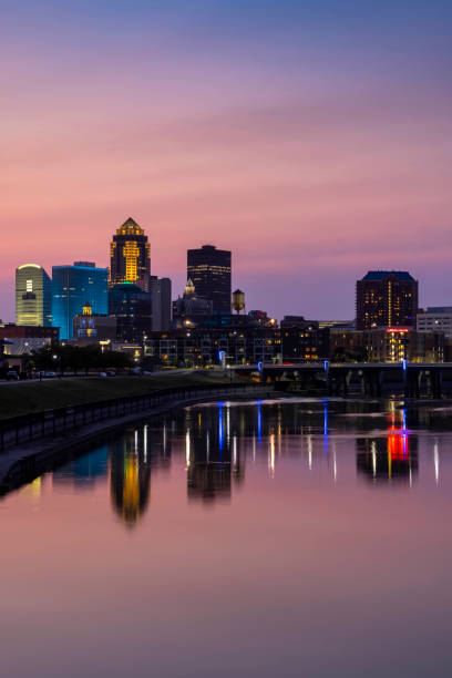 des moines skyline al atardecer - iowa des moines bridge night fotografías e imágenes de stock