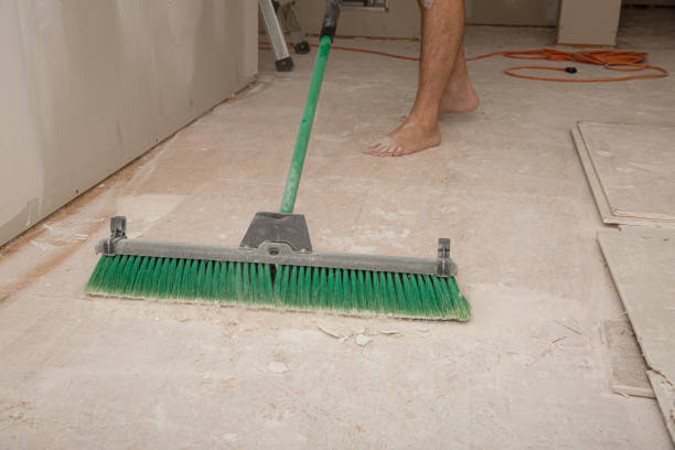 オスブの床から乾式壁の泥を掃除する男 - subfloor ストックフォトと画像