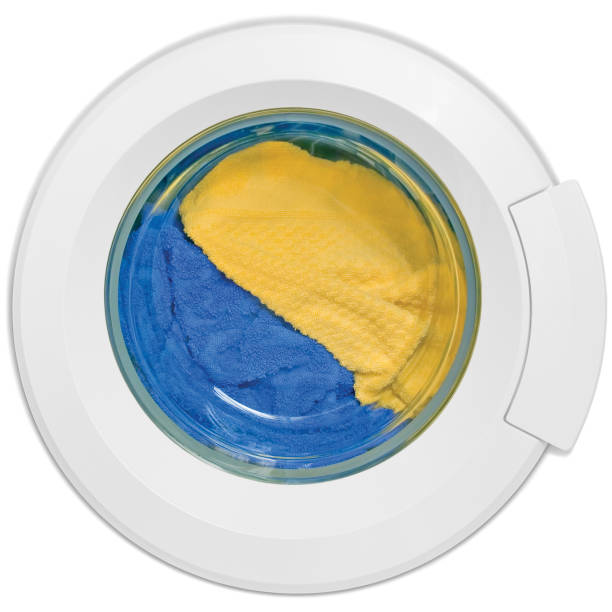 porta da máquina de lavar, roupas coloridas limpas, amarelo, azul pelúcia terry, close-up macro isolado - closed multi colored macro equipment - fotografias e filmes do acervo