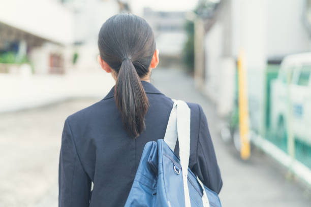 azjatycka uczennica spacerująca po ulicy. - schoolgirl zdjęcia i obrazy z banku zdjęć