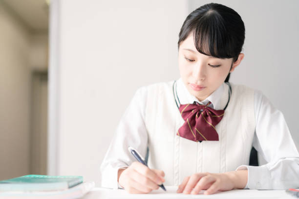 アジアの女子高生を勉強しています。 - 女子高生 ストックフォトと画像