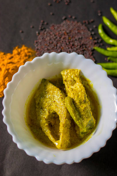 famoso prato bengali hilsa/peixe ilish com receita de papoula e semente de mostarda. - freshness fish food seafood - fotografias e filmes do acervo