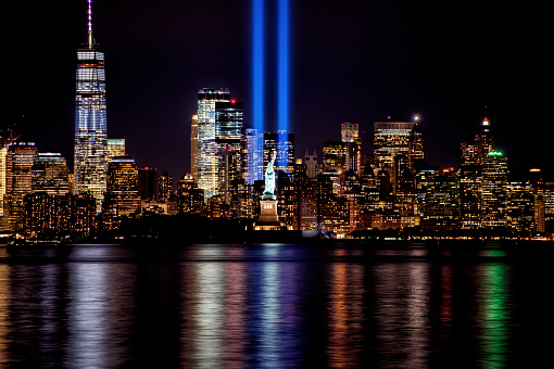 9/11 Memorial Beams con Estatua de la Libertad y el Bajo Manhattan photo