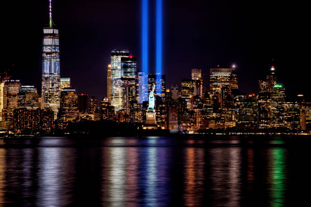 9/11 memorial beams con estatua de la libertad y el bajo manhattan - statue liberty statue of liberty new york city fotografías e imágenes de stock