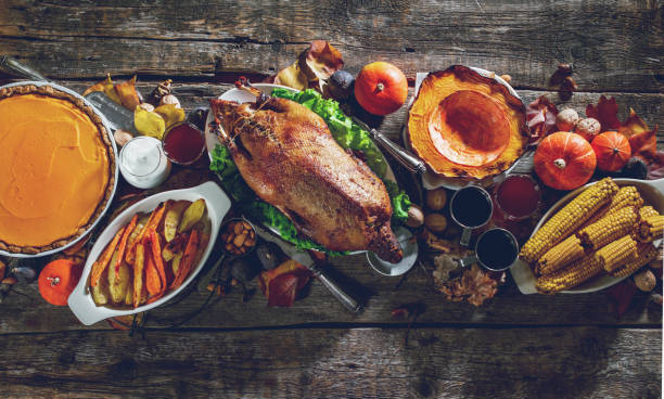 vista dall'alto del tavolo della tradizione della festa del ringraziamento - thanksgiving feast day dinner party turkey foto e immagini stock