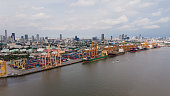 luftaufnahme-von-frachtschiff-und-pier-mit-stadthintergrund.jpg?b=1&s=170x170&k=20&c=1pc9iuVZ0D-JEg7Z4FIwFnyClR7e0Lj9U7lmxoCVEi8=