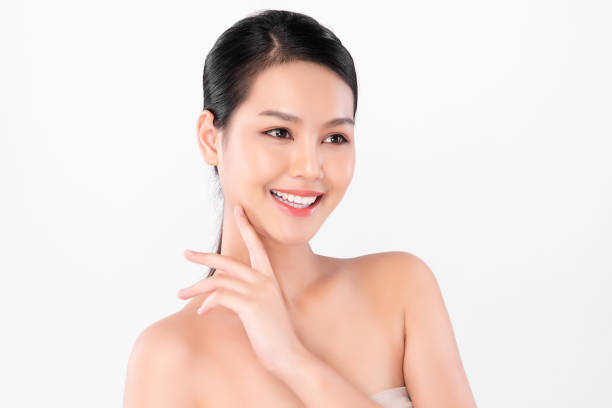 красивая молодая азиатская женщина с чистой свежей кожей на белом фоне, уход за лицом, лечение лица, косметология, красота и спа, азиатские ж - 24186 стоковые фото и изображения