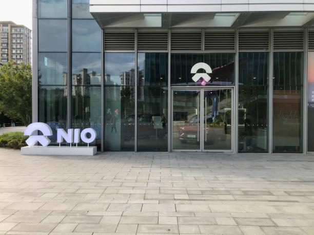 nio 로고와 니오의 사용자 센터, nio 하우스 - china shanghai city shopping 뉴스 사진 이미지