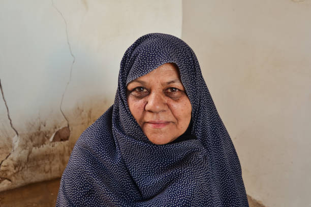 路上でヒジャーブを着て微笑む大人のイラン人女性の肖像画 - grandmother senior adult smiling women ストックフォトと画像