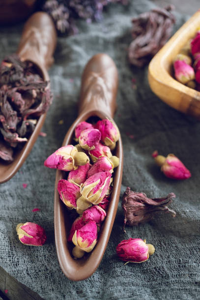 розовый чай . роза бад чай сделан из реальных бутонов розы сорвал, когда они молоды, а затем сушеные - tea rose tea crop scented стоковые фото и изображения