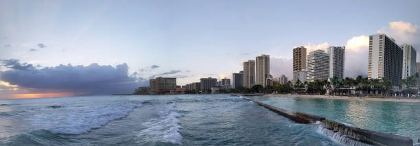 panorámica de las olas rodando hacia el agua protegida de la playa de waikiki - oahu water sand beach fotografías e imágenes de stock