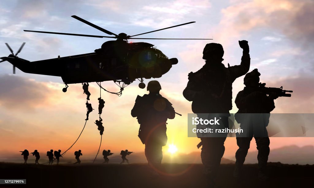 силуэт военной операции н�а закате - Стоковые фото Военное дело роялти-фри